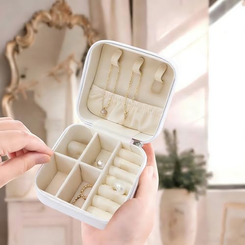 Monogram Jewelry Box Portable Print Jewelry Box, White Compact Jewelry Box Travel Jewelry Case Travel Case Organizer Bag Storage Box Jewelry Holder For Necklace Earrings Rings Bracelet (Letter J)