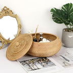 Hipiwe Round Rattan Boxes with Lid Natural Woven Storage Basket Bin Multi-Purpose Wicker Tray Weaving Decorative Shelf Basket Farmhouse Picnic Bread Fruit Table Storage Basket - size: Large，8.9"D x 4.7"H