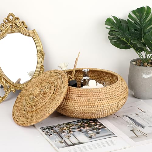Hipiwe Round Rattan Boxes with Lid Natural Woven Storage Basket Bin Multi-Purpose Wicker Tray Weaving Decorative Shelf Basket Farmhouse Picnic Bread Fruit Table Storage Basket - size: Large，8.9"D x 4.7"H
